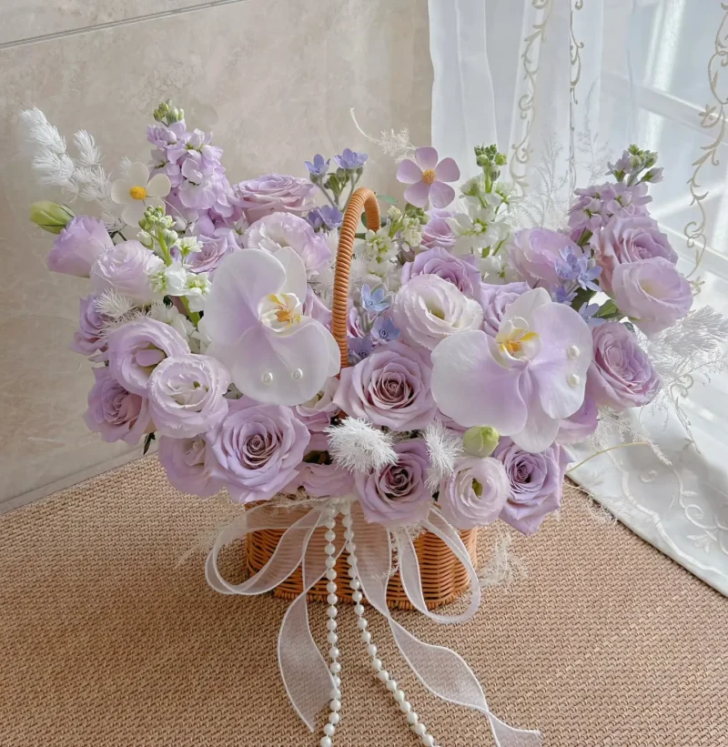 Giỏ Hoa Hồng Tím Pastel Phối Lan Hồ Điệp Cao Cấp