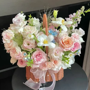 Giỏ Hoa Hồng Pastel Phối Cát Tường & Cẩm Chướng Thanh Lịch