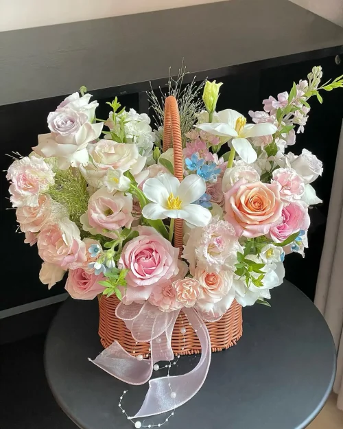 Giỏ Hoa Hồng Pastel Phối Cát Tường & Cẩm Chướng Thanh Lịch