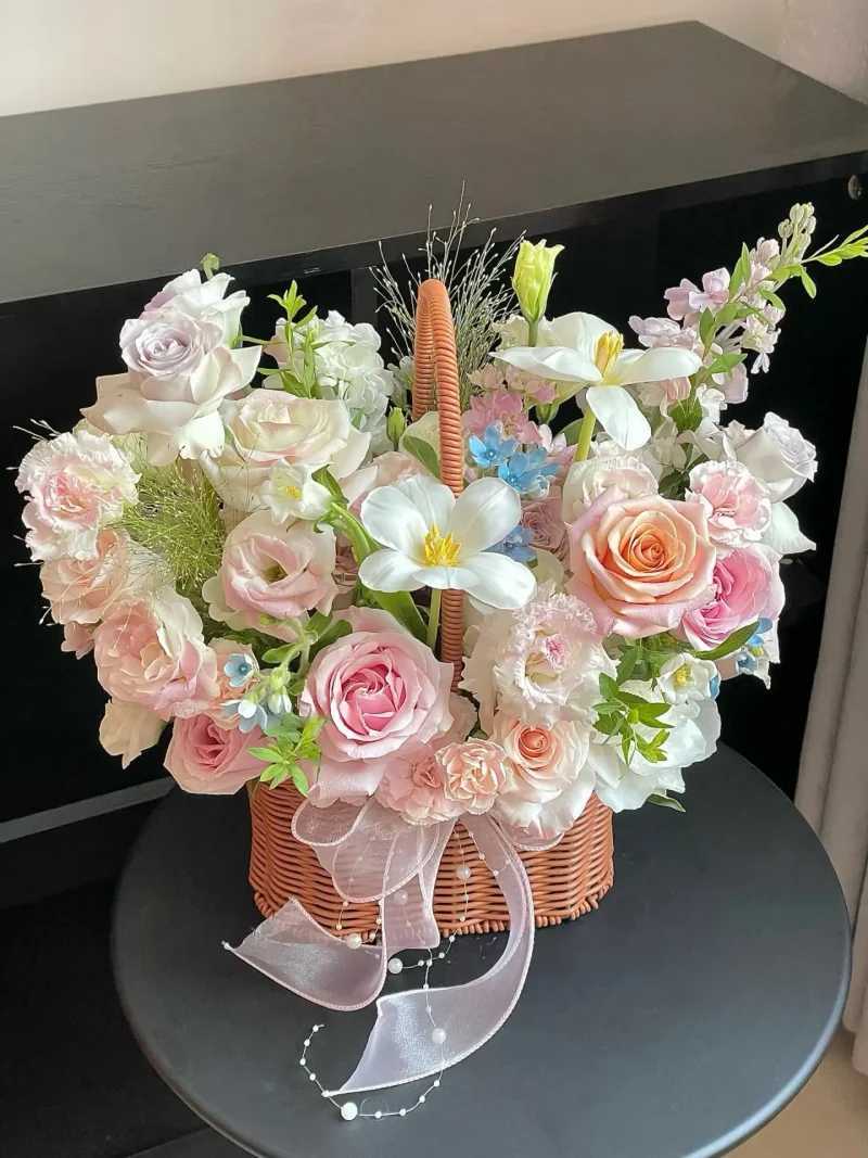 Giỏ Hoa Hồng Pastel Phối Cát Tường & Cẩm Chướng Thanh Lịch