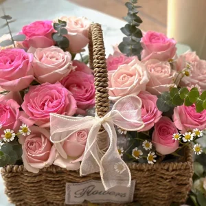 Giỏ Hoa Hồng Hồng Pastel Phối Cúc Tana Dịu Dàng