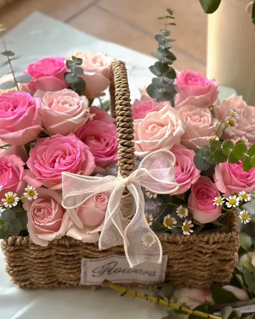 Giỏ Hoa Hồng Hồng Pastel Phối Cúc Tana Dịu Dàng