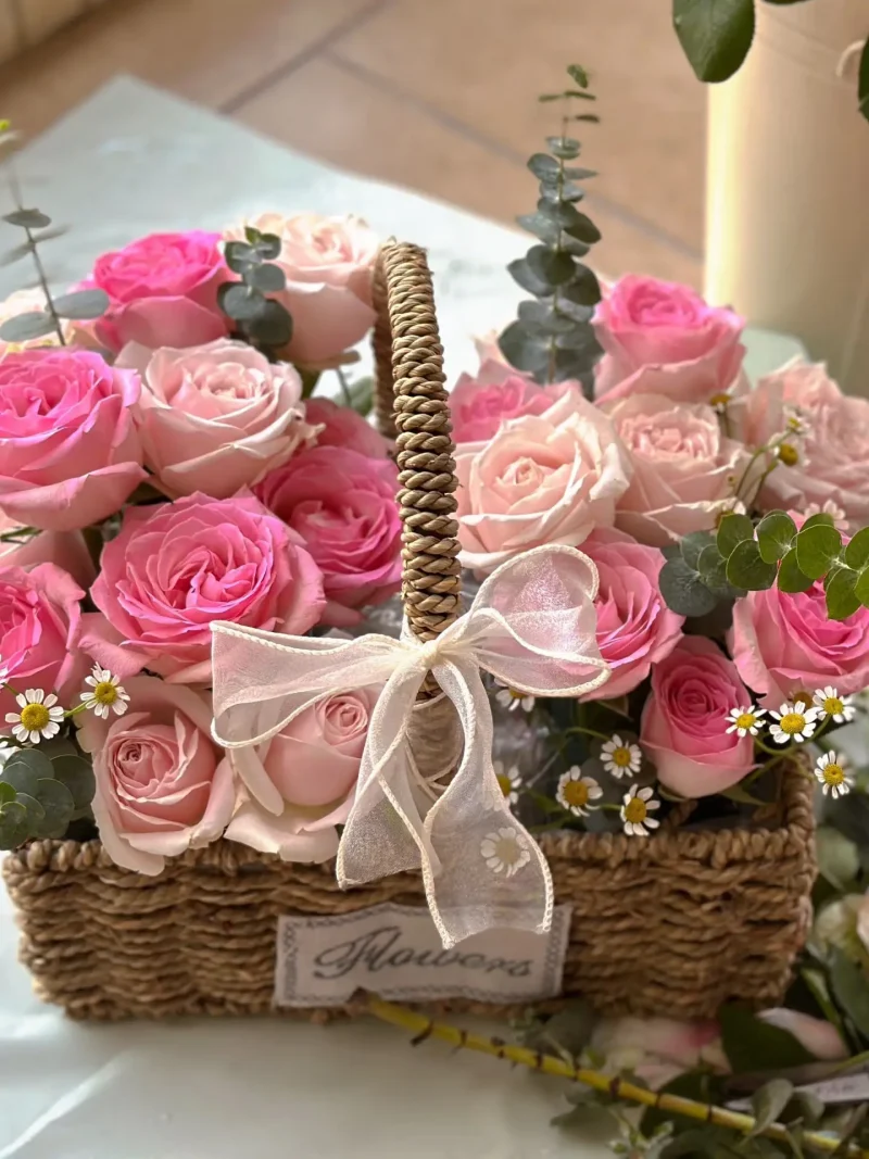 Giỏ Hoa Hồng Hồng Pastel Phối Cúc Tana Dịu Dàng