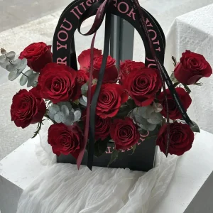 Giỏ Hoa Hồng Đỏ Phối Lá Bạch Đàn Sang Trọng