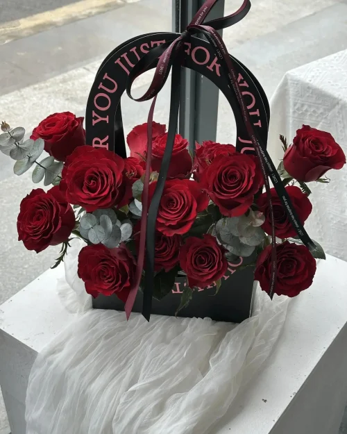 Giỏ Hoa Hồng Đỏ Phối Lá Bạch Đàn Sang Trọng