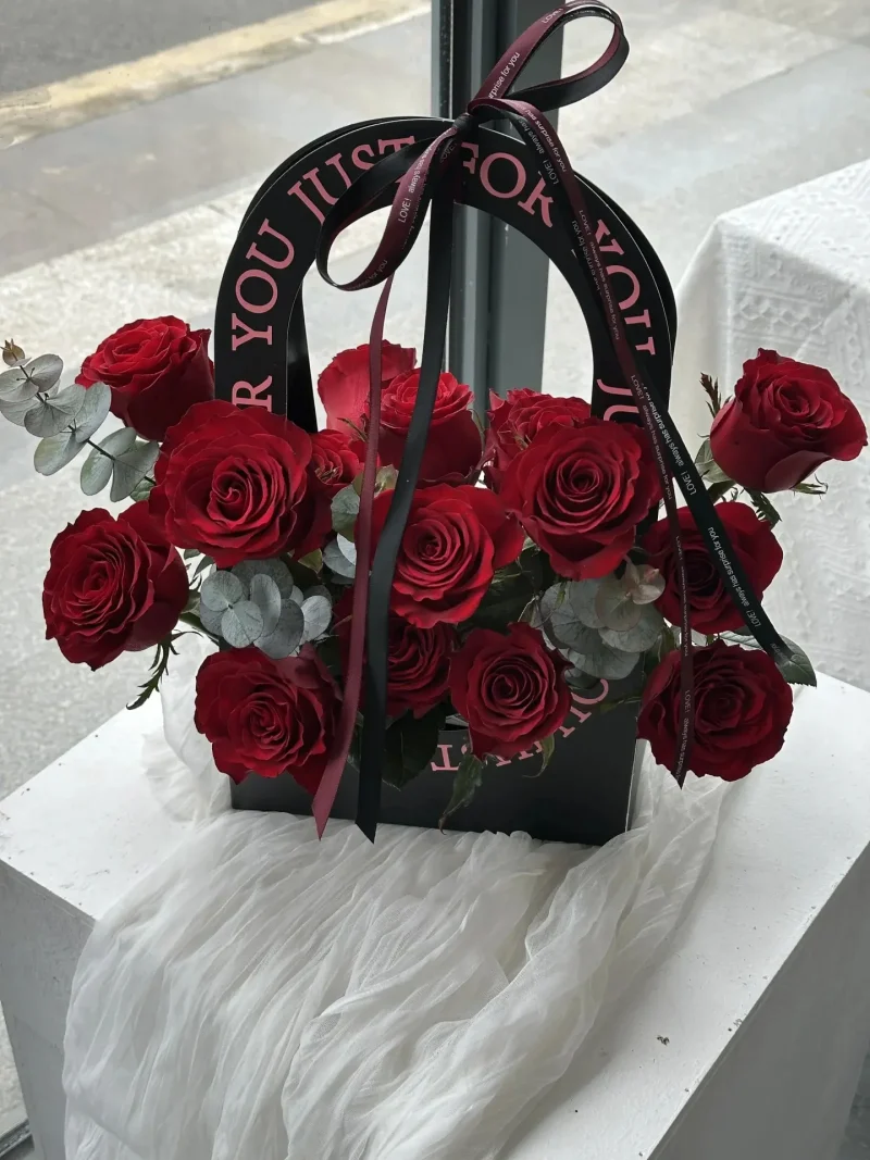 Giỏ Hoa Hồng Đỏ Phối Lá Bạch Đàn Sang Trọng