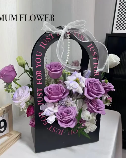 Giỏ Hoa Hồng Tím Phối Cát Tường Sang Trọng