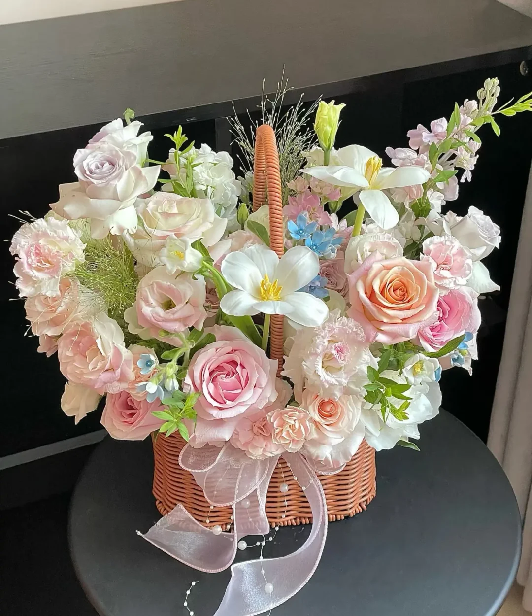 Giỏ Hoa Hồng Hồng Pastel Phối Cát Tường & Cẩm Chướng Thanh Lịch