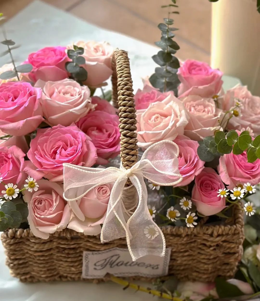 Giỏ Hoa Hồng Hồng Pastel Phối Cúc Tana Dịu Dàng