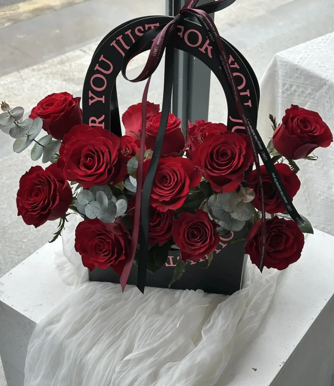 Giỏ Hoa Hồng Đỏ Phối Lá Bạch Đàn Sang Trọng